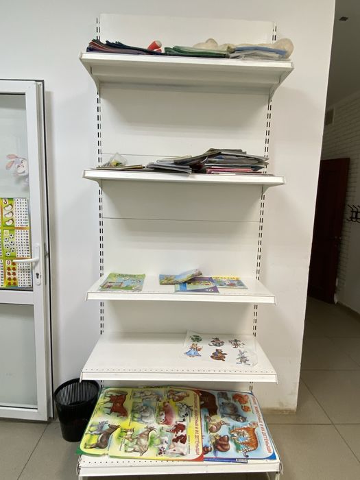 Стелажи белые металические