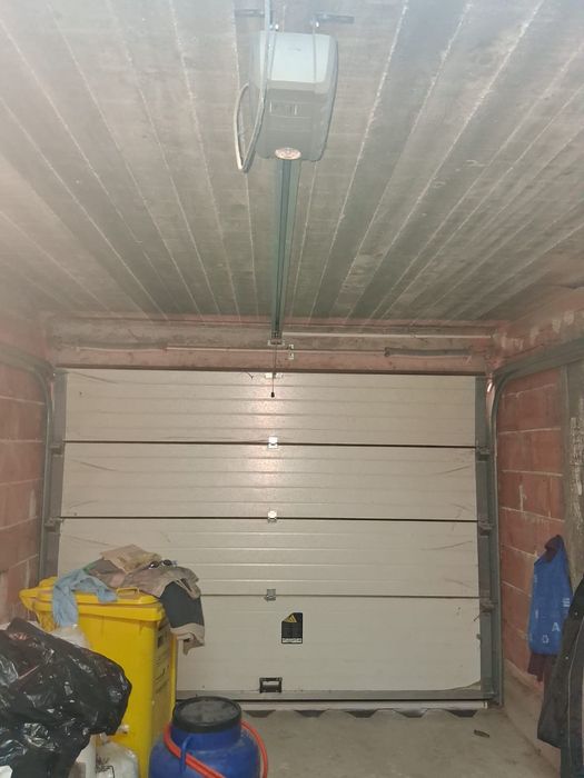 Vand usa garaj automata