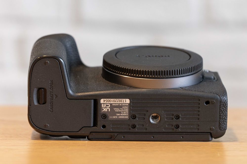 Canon R8 cu garantie + 2 acumulatori extra