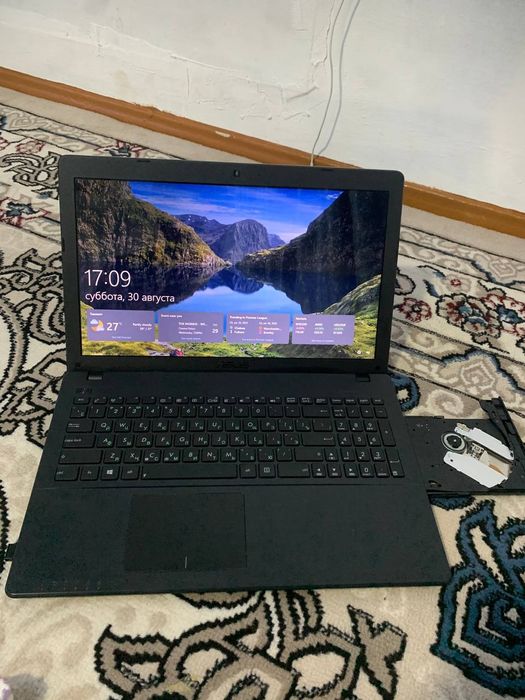 Ноутбук асус сотилади