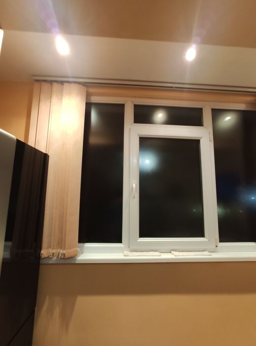 Продавам два ПВЦ прозореца заедно с щорите.