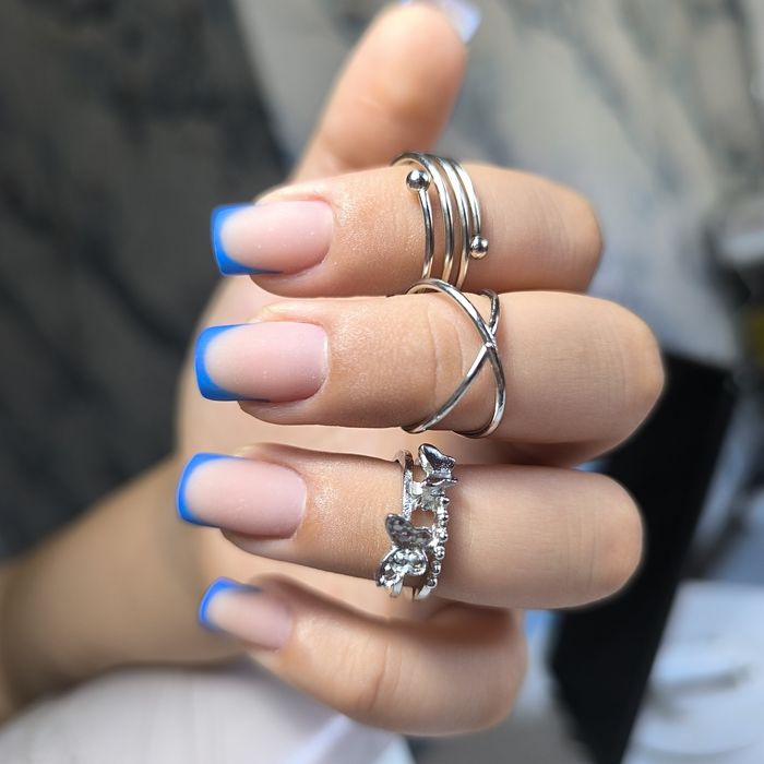 Наращивание ногтей , маникюр , педикюр .