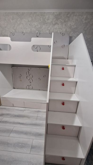 Двухярусную кровать