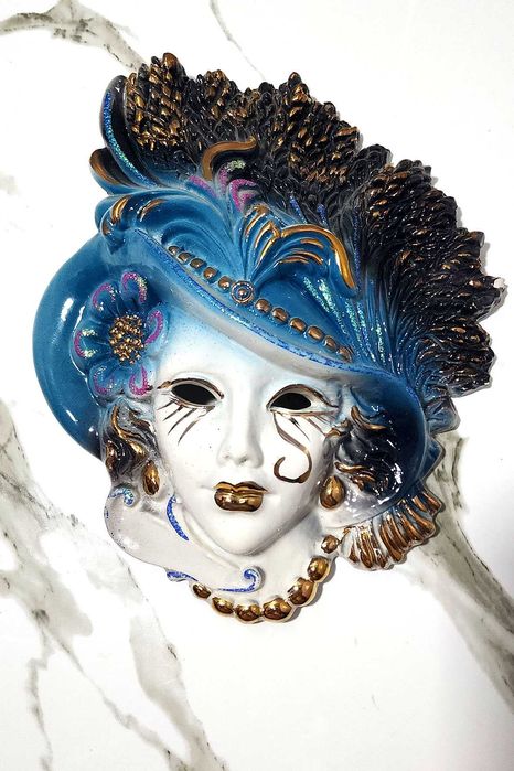 Декорированные маски на стену , изолированная поверх белого