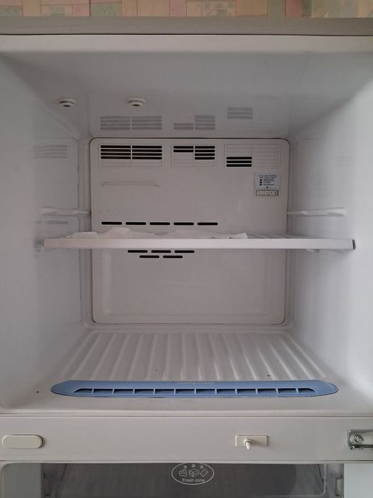 Холодильник  2х камерный, марки LG