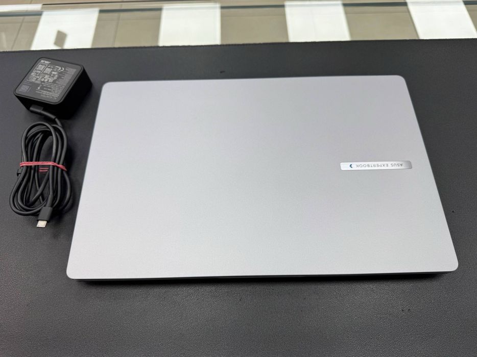 ASUS Expertbook yangidek