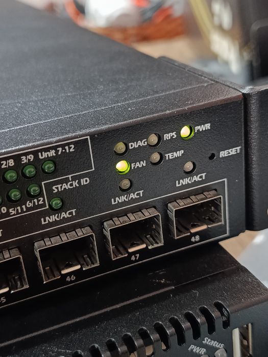 Dell PowerConnect 6248 Gigabit Switch - Ideal pentru server rack/rețea