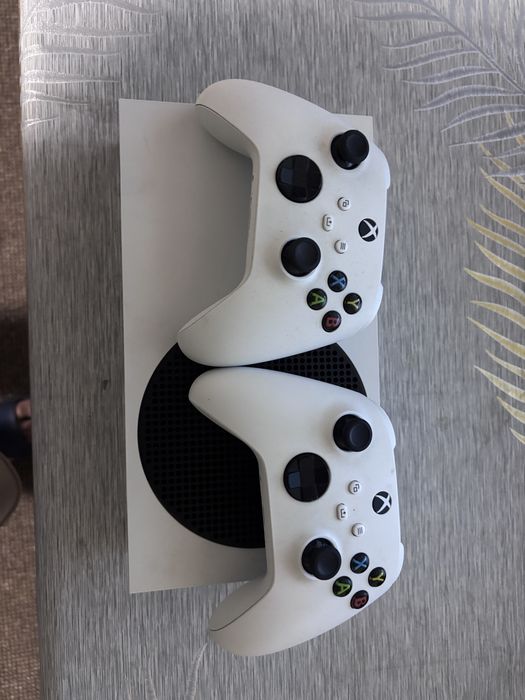 Xbox series s 1TB cu 2 controllere