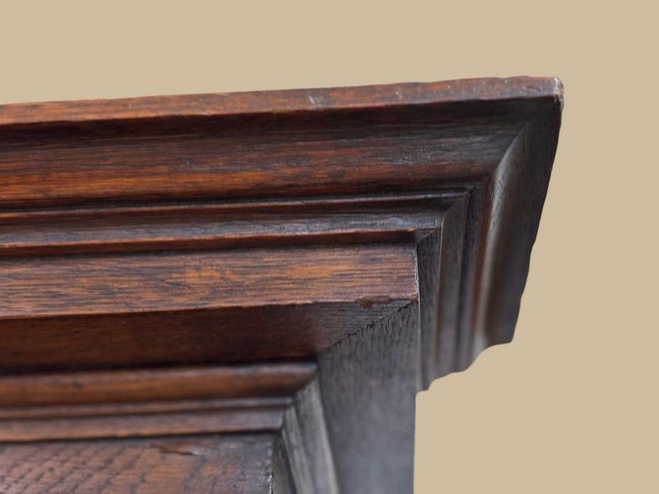 Стенна витрина-шкаф от дъб