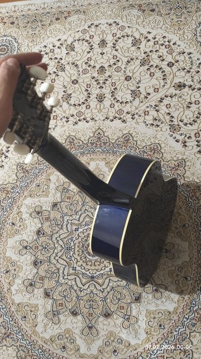 Продам акустическую гитару