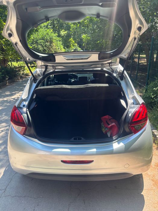 Peugeot 208 Сив металик 61200 км.