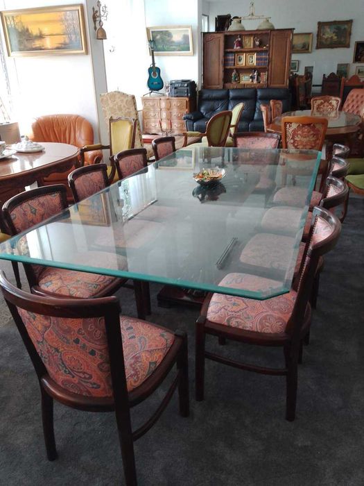 Уникална стъклена маса с десет стола!