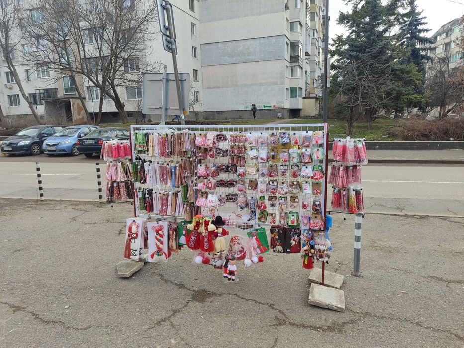 Стелажи за мартеници - разпродажба поради приключване на дейност