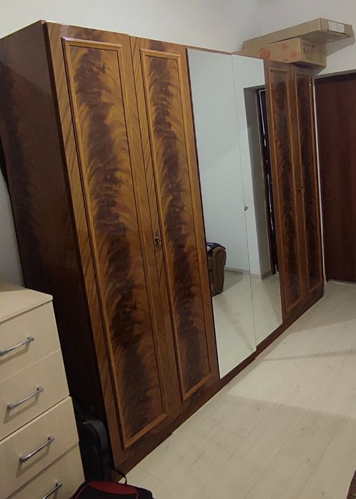 Продам шкаф 6 дверей, габариты ширина 2,5 высота 2,1. Самовывоз