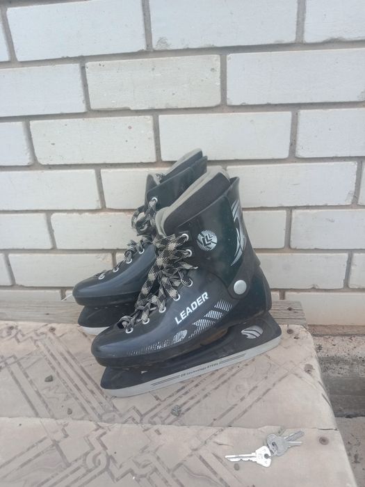 Продам 3 пары коньков