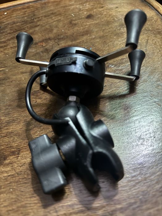 Держатель для телефона на мотоцикл