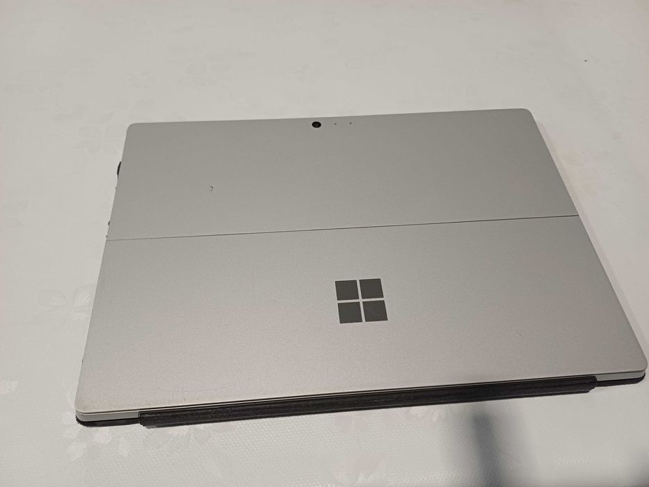 Microsoft Surface Pro 4 i5 8 GB RAM 256 GB SSD с клавиатура и работещ