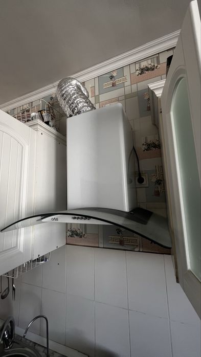 Телевизор , вытяжка , плита Астана