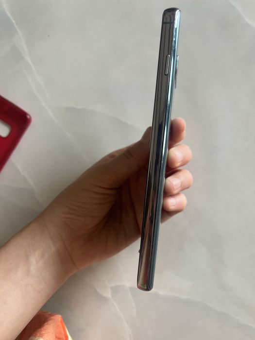 Samsung Galaxy S10 в зеленом цвете.
