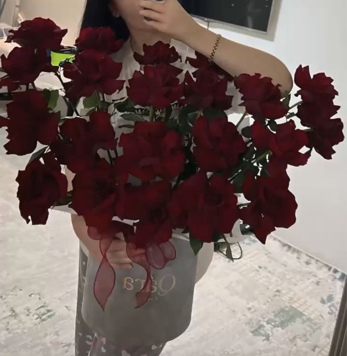 Цветы свежие розы красные