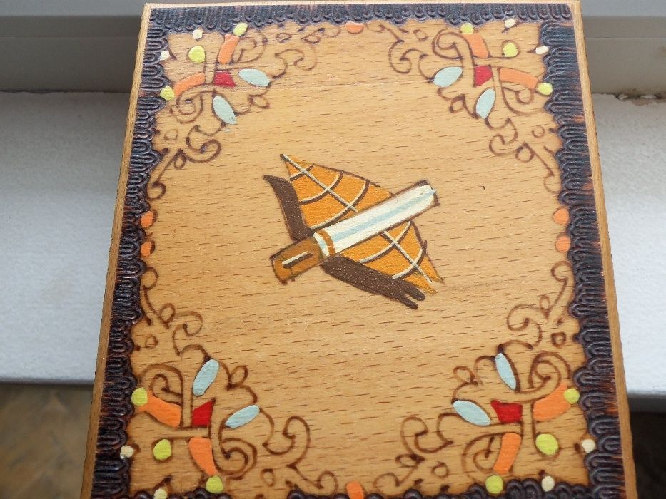 Ръчно бродирана, апликирана рамка.Пирографирани кутии за цигари.Гипсов