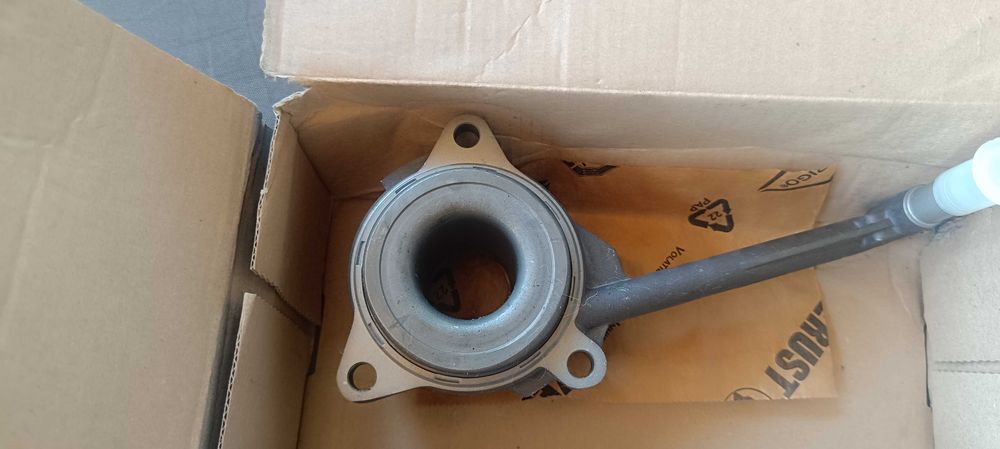 Продавам маслена помпа и долна лагерна помпа за пасат цц 2008г 2.0 тди