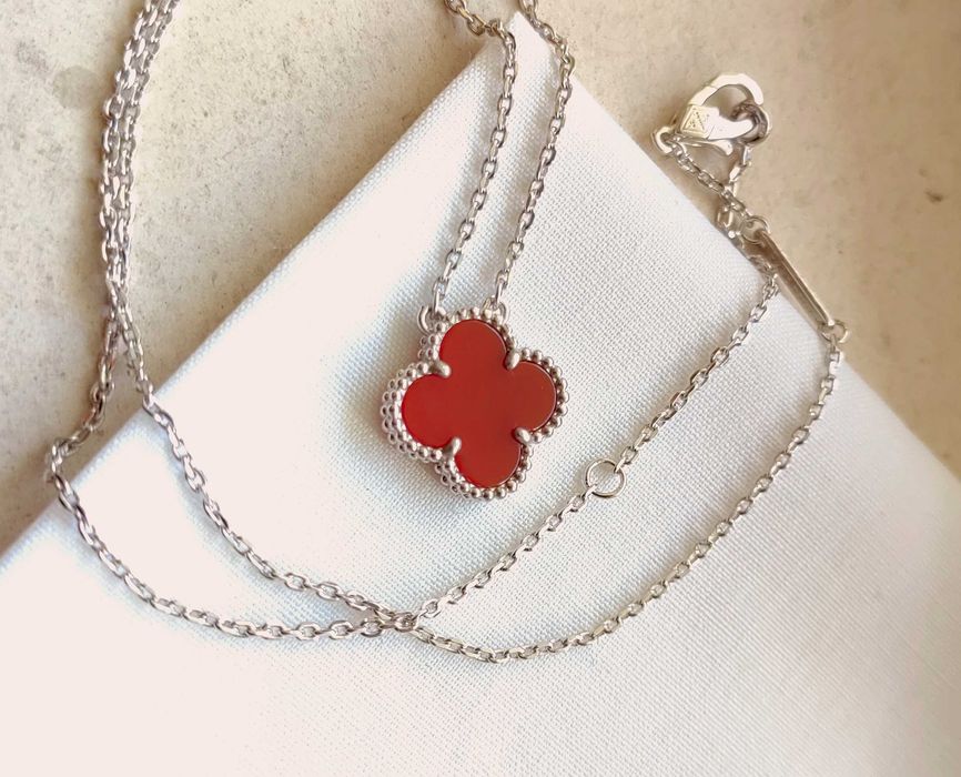 Дамско колие с детелина от червен карнелин на Van Cleef & Arpels VCA