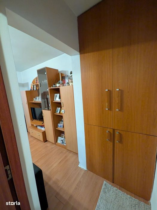 Apartament cu 2 camere semidecomandat – Craiovița Nouă, zona Big