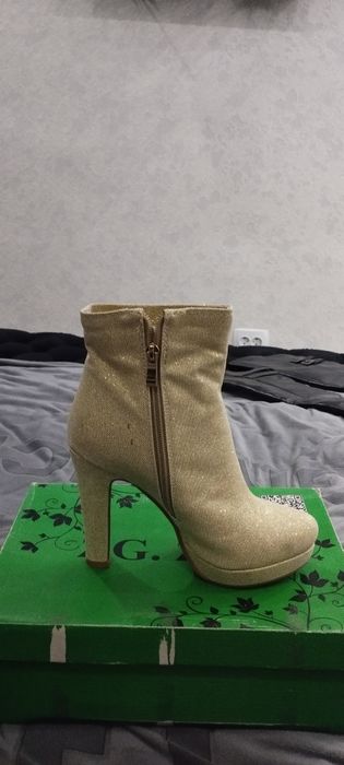 Срочно сотилади янги этикла