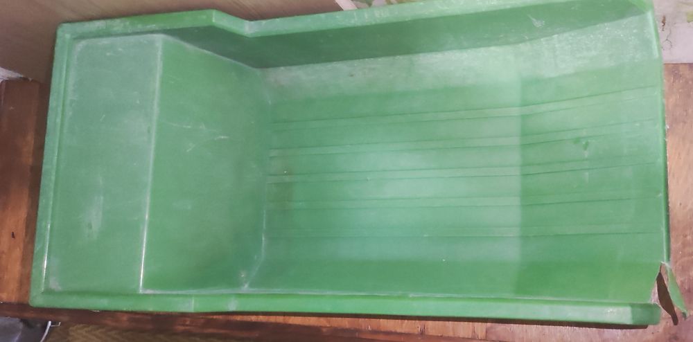 Самосвал большой советский. Санки и столик тоже тех времён.