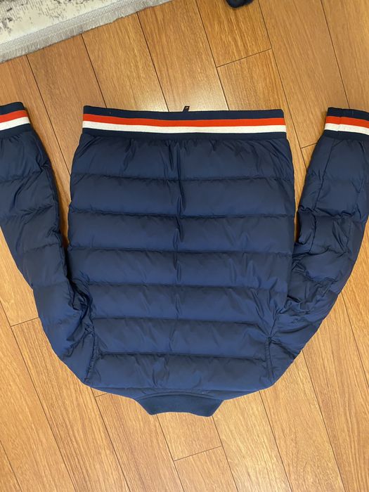Vand geaca fata Tommy Hilfiger pt varsta 12-14ani cu doua fete.