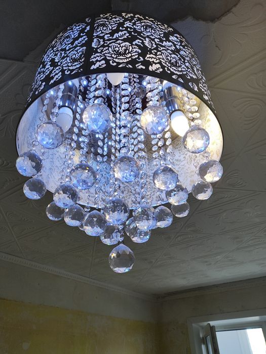 Продаю красивую люстру