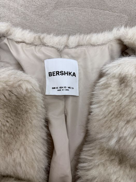Пухкаво палто Bershka в бежово-кремав цвят, размер XS