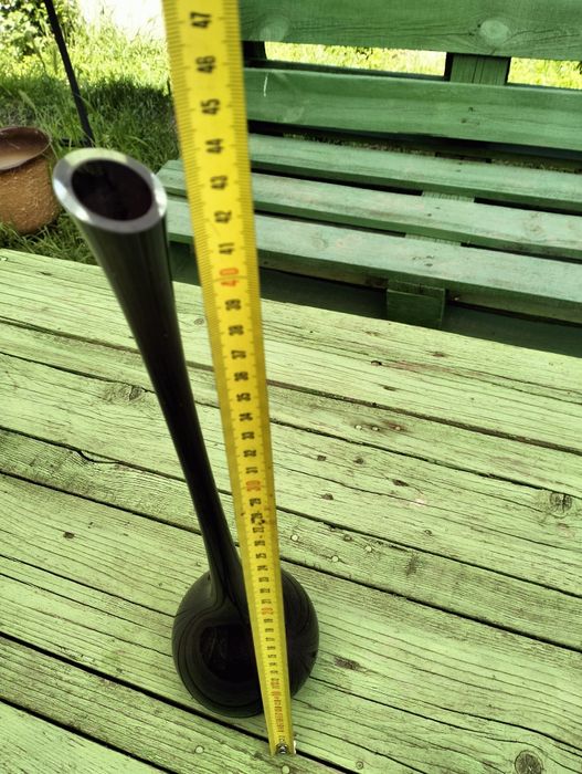 Висока ваза от лилаво стъкло