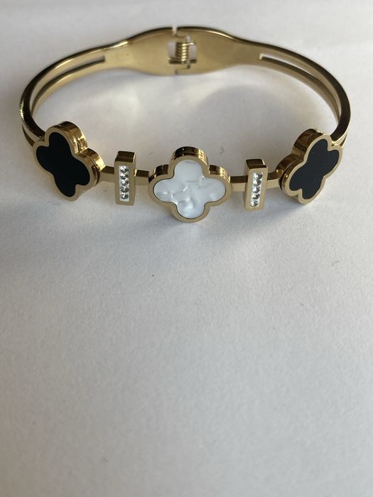 Твърда гривна детелините на Van Cleef & Arpels