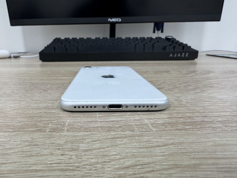 Срочно продаётся iPhone SE 2020 года.