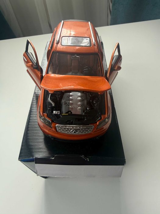 Machetă colecție auto Infiniti FX45 2005 1/24