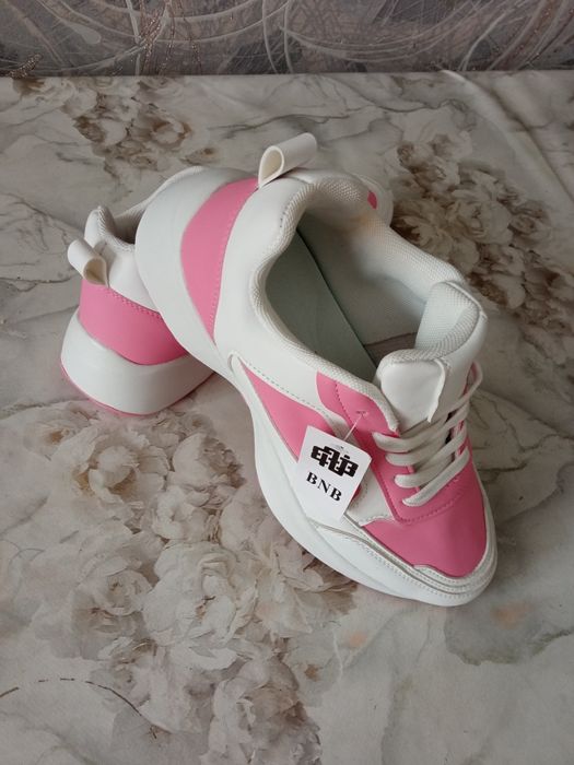 Женские кроссовки