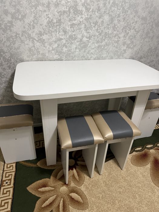 Срочно продам стол и 4 стулья!