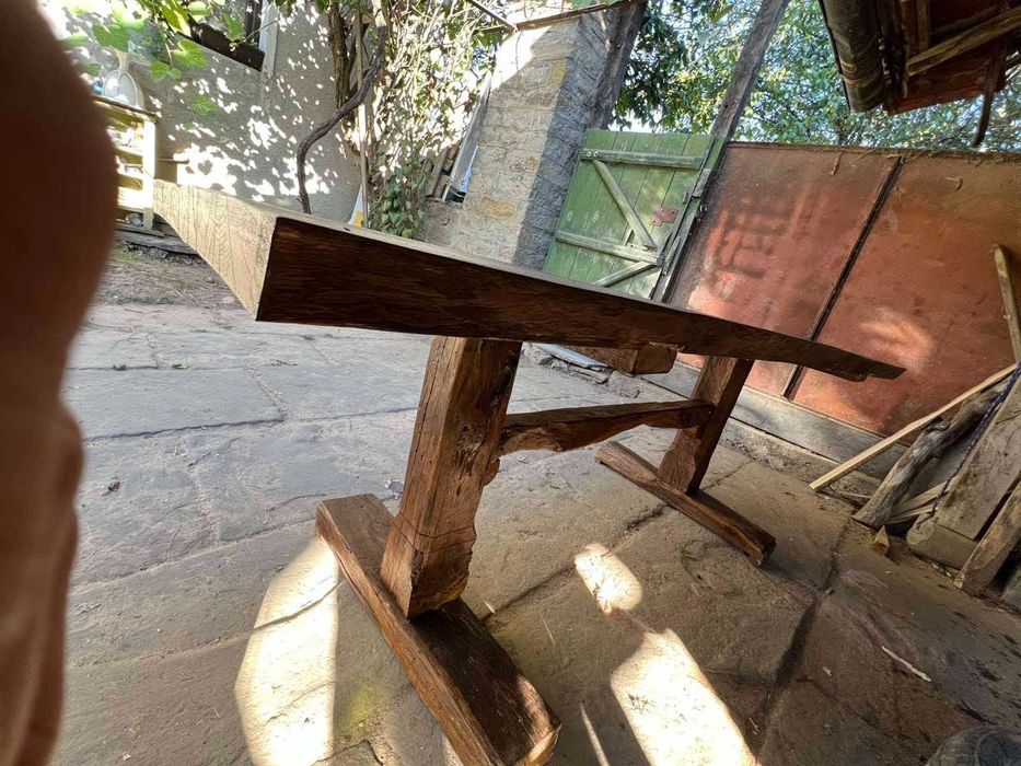 Масивна маса от стари греди