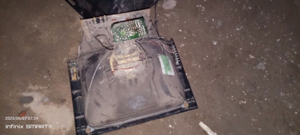 Samsung televizor. Hamma joyi ishlaydi. zapchas qisa boladi