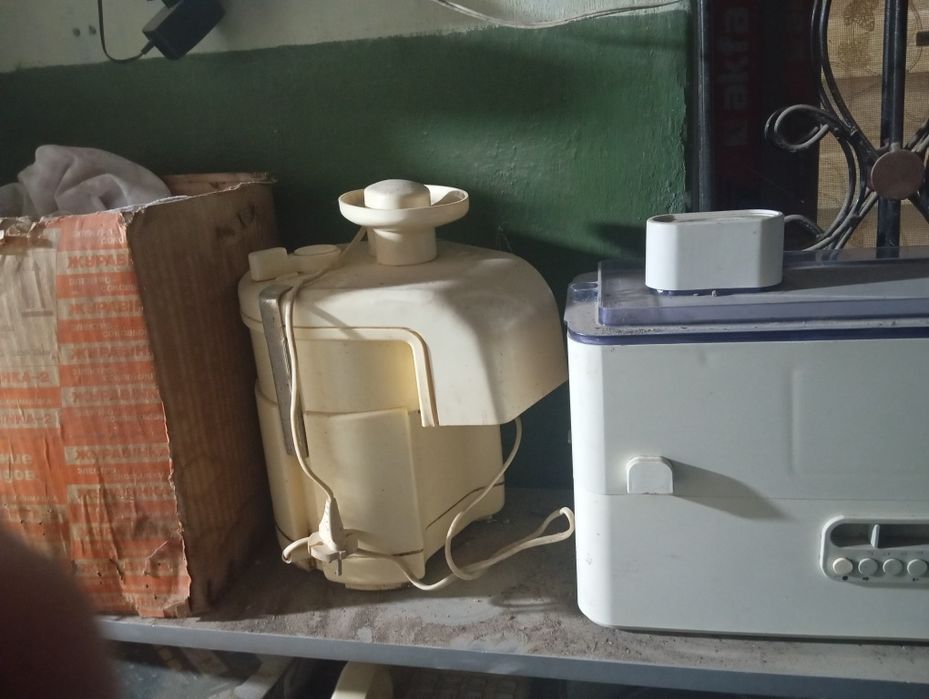 Соковыжималки 2 штуки в рабочем состоянии цена за обе