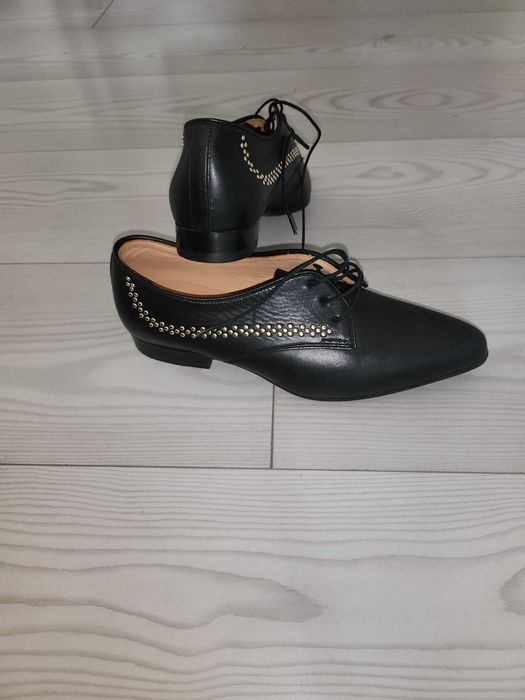 Чисто нови оригинални дамски обувки естествена кожа