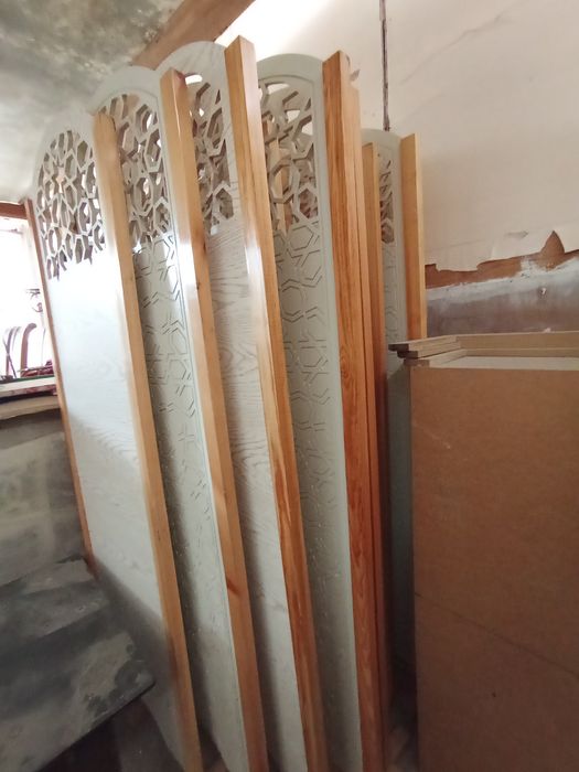 Prakat stol va stullar. Chinni idishlar