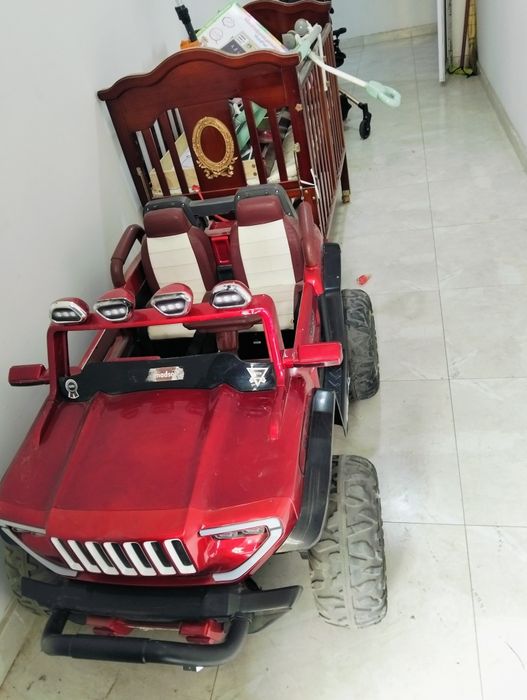 Karovat Alyaska va mashina sotiladi