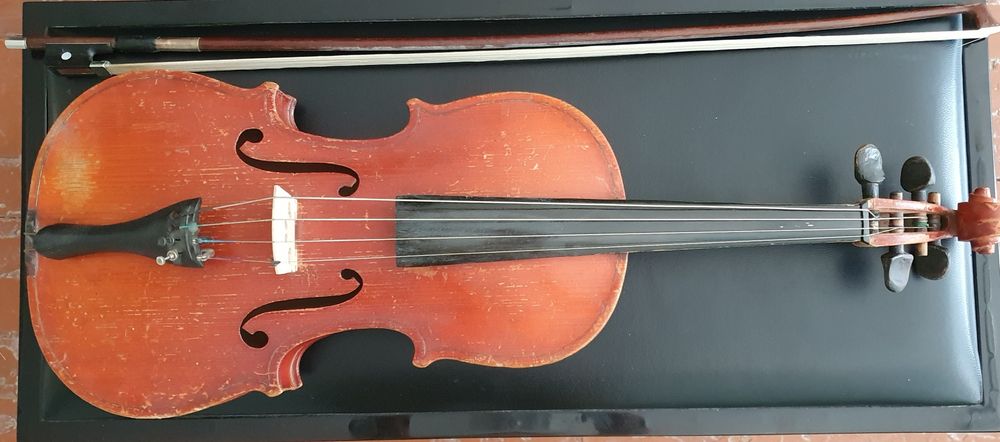 Альт скрипка сотилади