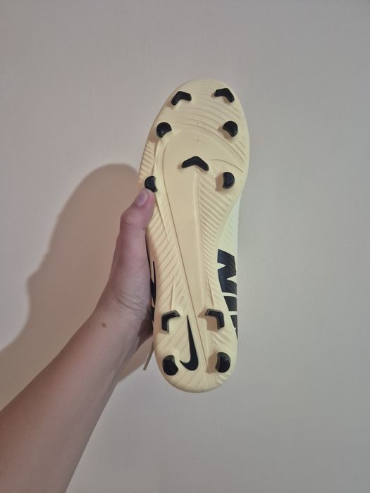 Vând ghete de fotbal nike cu crampoane  noi