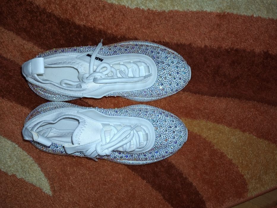 Маратонки с камъчета 38н