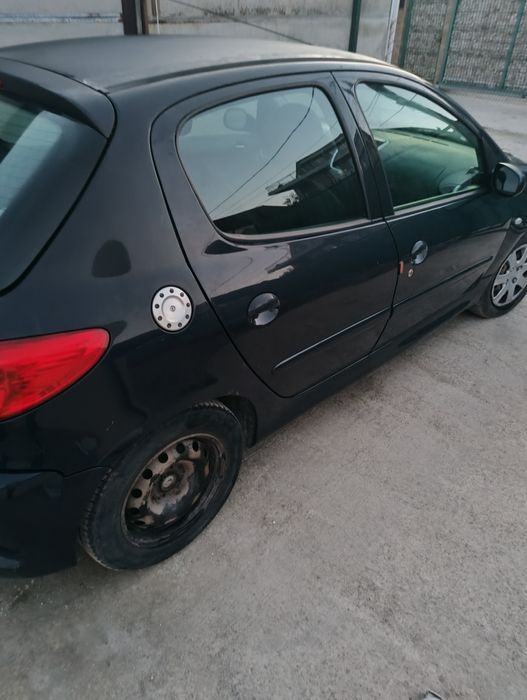 Продавам Пежо 206 +