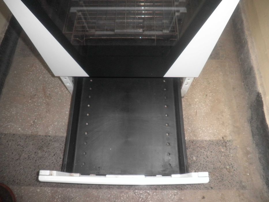 Продавам  готварска  печка  с  керамични  котлони  .